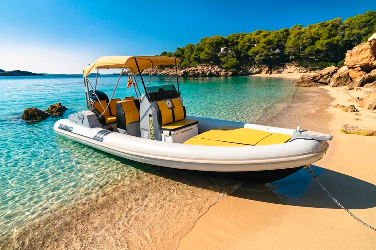 Scorpora Charters en la playa